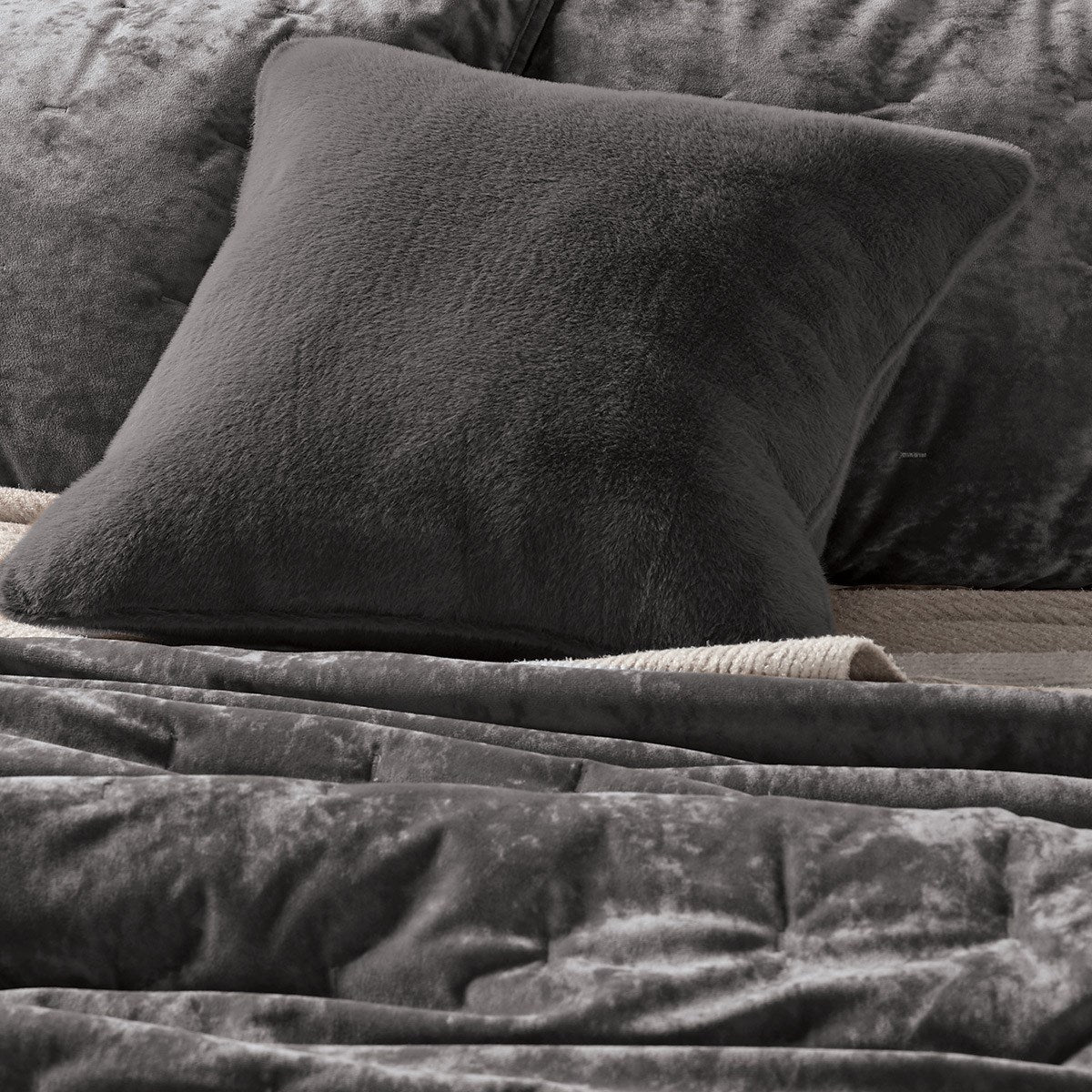 Lounge Quilt w/Shams
